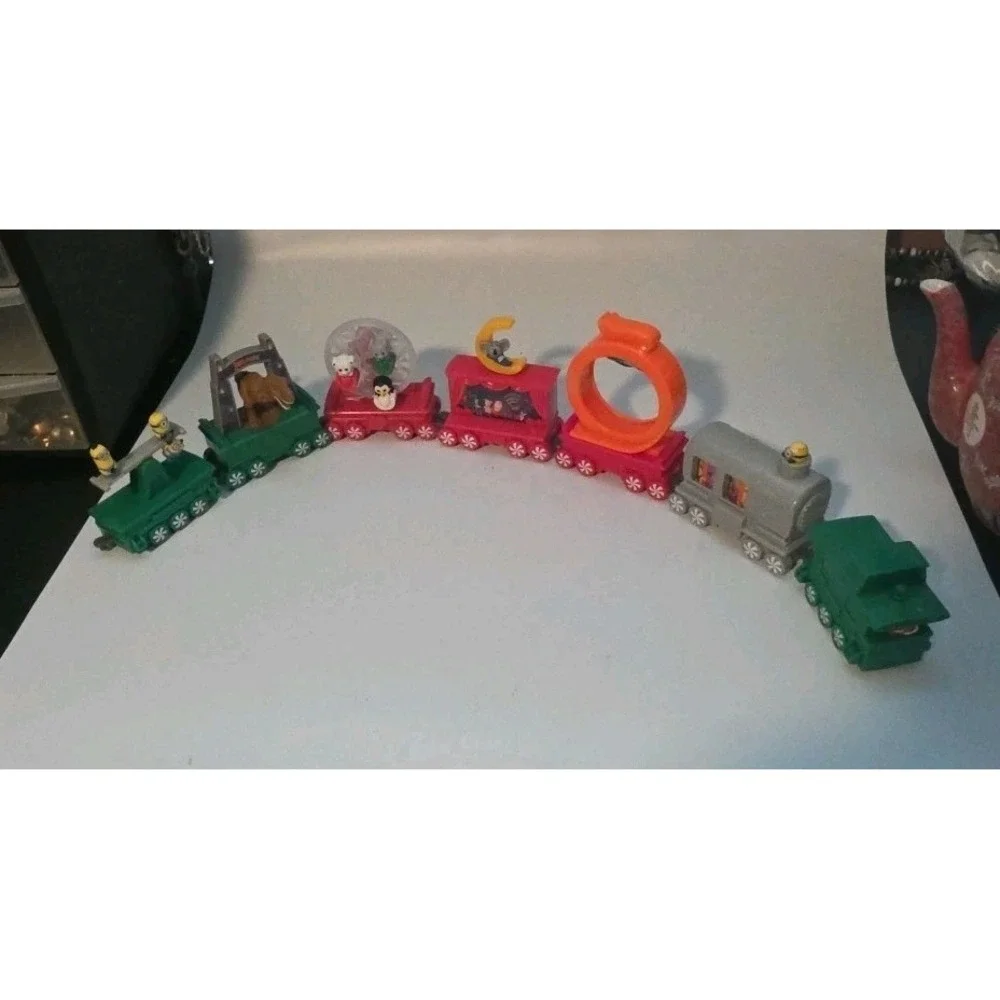 McDonalds 2017 Happy Meal Holiday Express Train‎ Lot of 7 Engine Caboose Cars